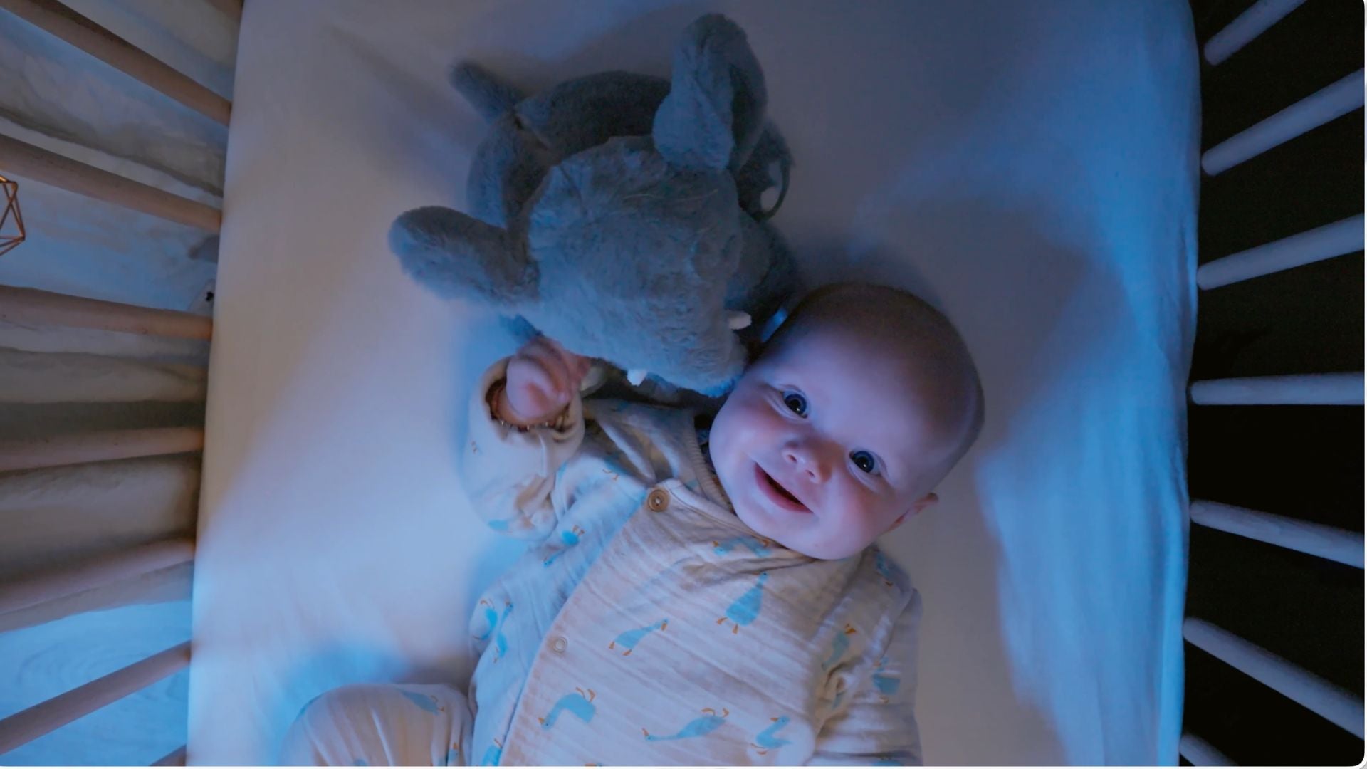 Baby met Milody slaapknuffel