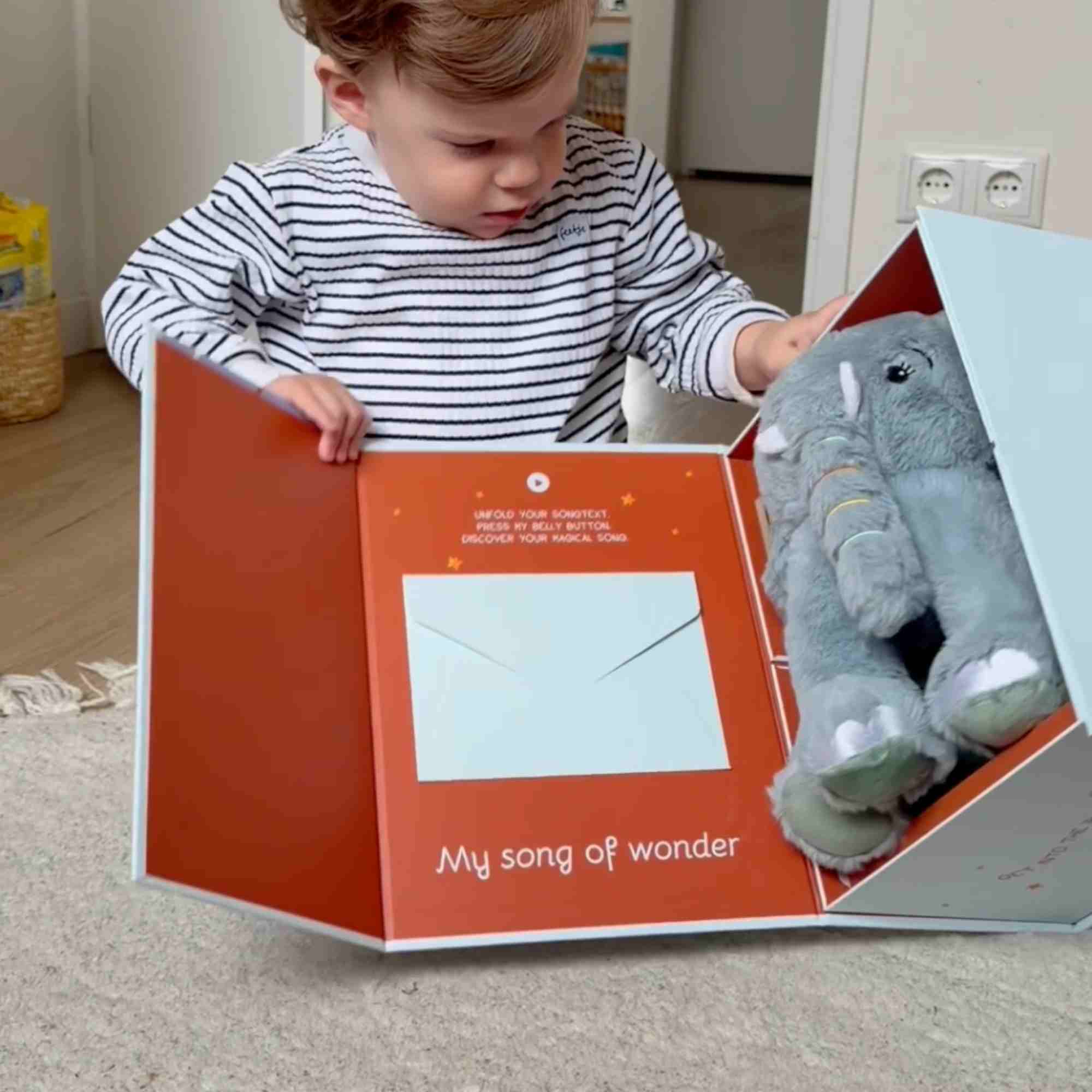 Kindje opent giftbox van Milody