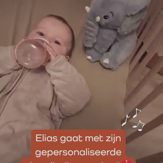 Elias hoort zijn naam in een liedje