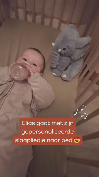 Elias hoort zijn naam in een liedje