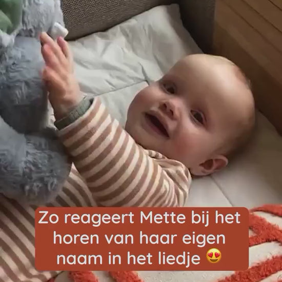 Baby reageert op een liedje met de naam van de Milody