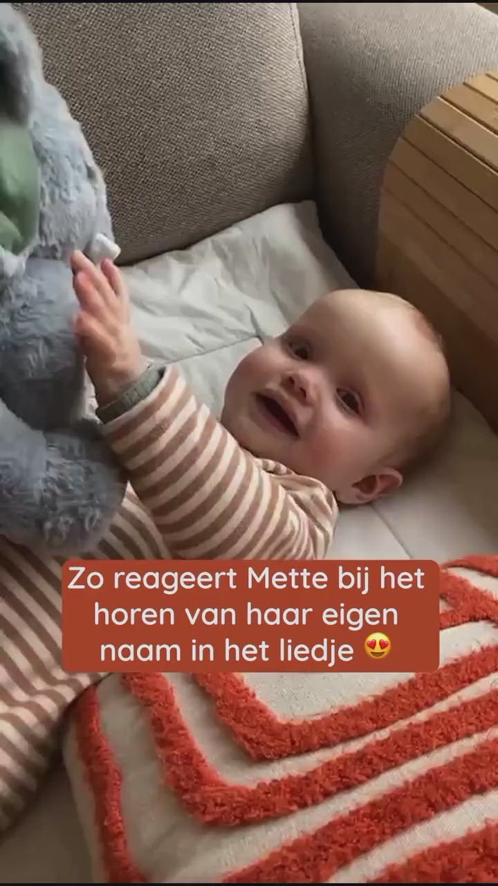 Baby reageert op een liedje met de naam van de Milody